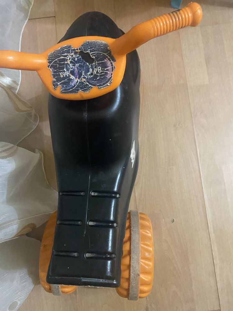 Tricicleta de plastic, fara pedale, portocalie cu roti negre