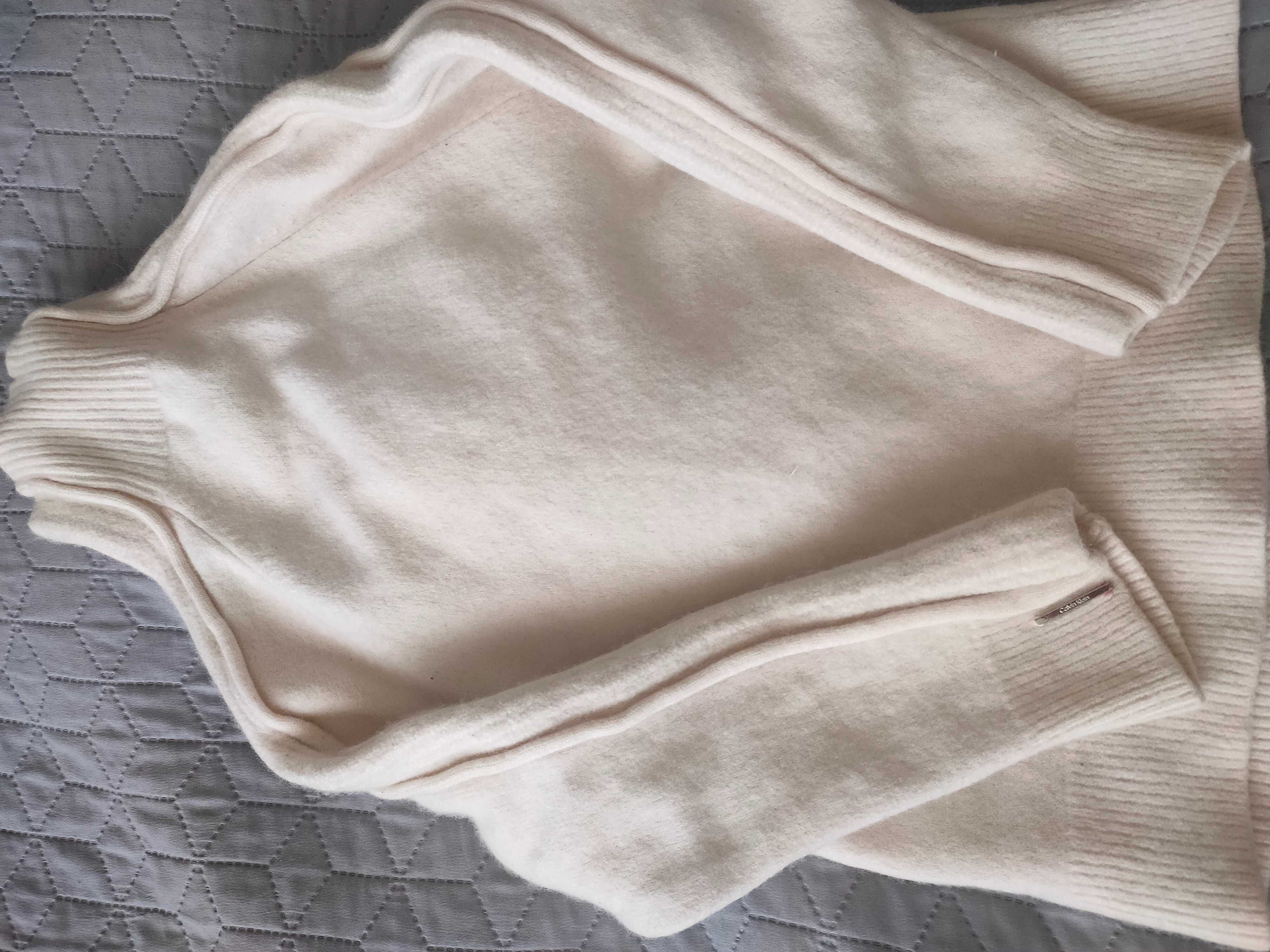 Бял,къс пуловер Calvin Klein