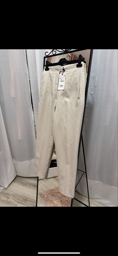 Pantaloni crem  conici cu talie înaltă și pliuri Zara – Mărimea XS
