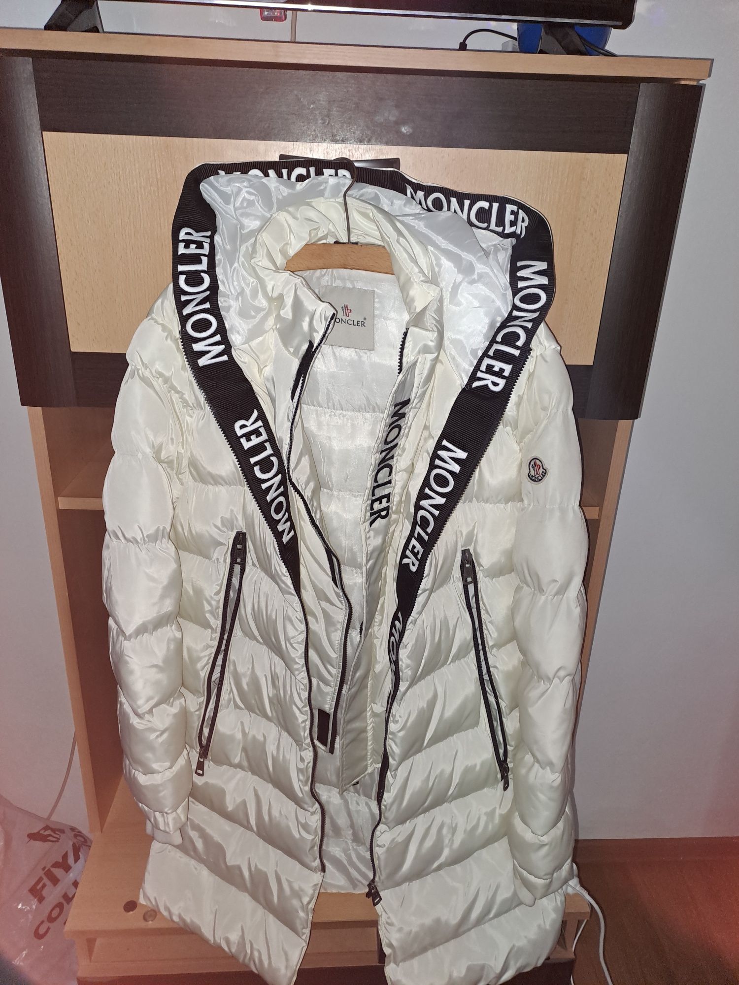 Vând 2 geci de iarna Moncler de dama  albă și bărbat argintiu