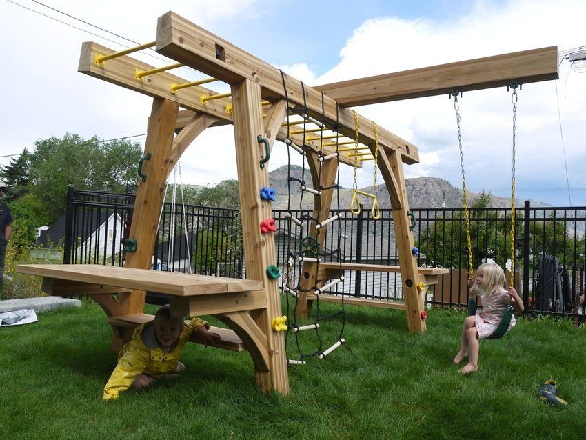 Деревянная игровая площадка для детей. Домик, горка