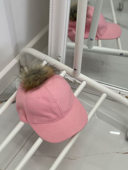 Розова шапка с козирка и пух