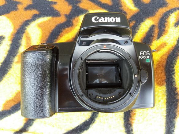 Лентов фотоапарат Canon EOS 1000F,
