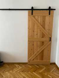Дървена врата с плъзгащ се механизъм