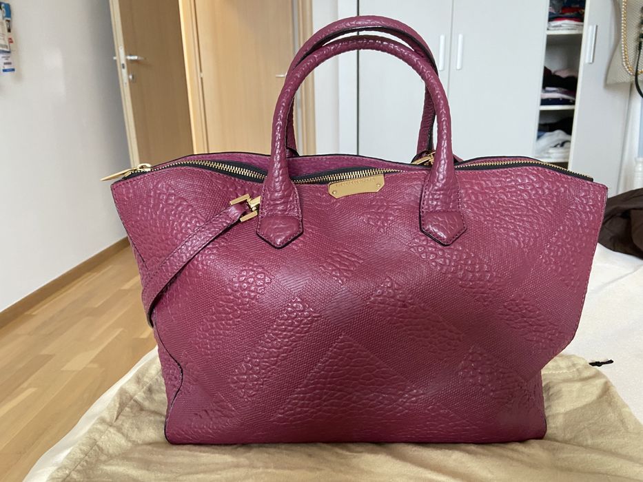 Poseta Burberry culoare fucsia inchis