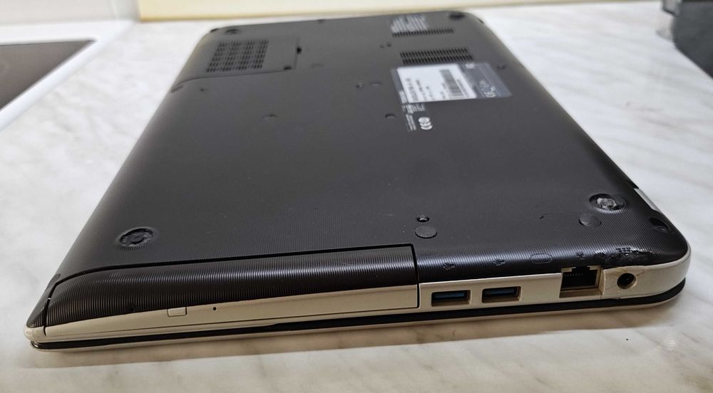 Лаптоп TOSHIBA SATELLITE P50-B-10V за части или ремонт