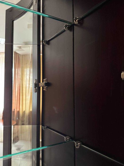 Шкаф (сервант) из натурального дерева в отличном состоянии