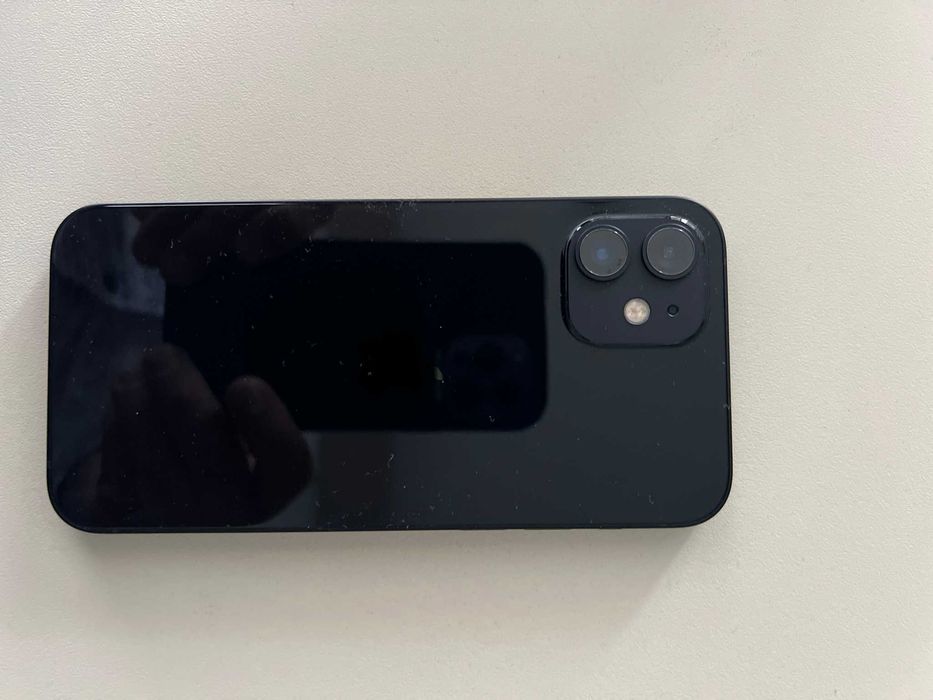 Продавам Iphone 12
