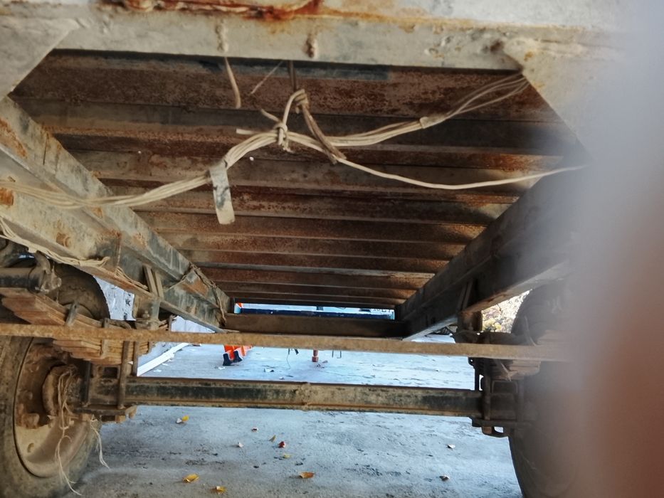 Yuk va mol tashiydigan arava.