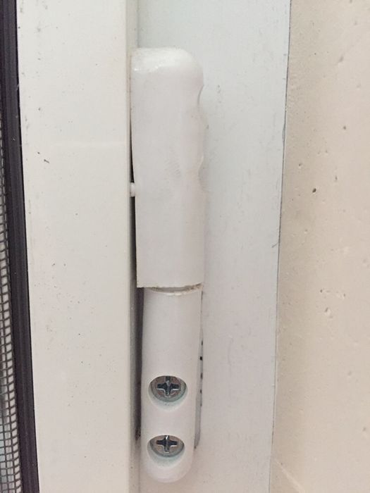 Комарници за врата и прозорец готови за монтаж.