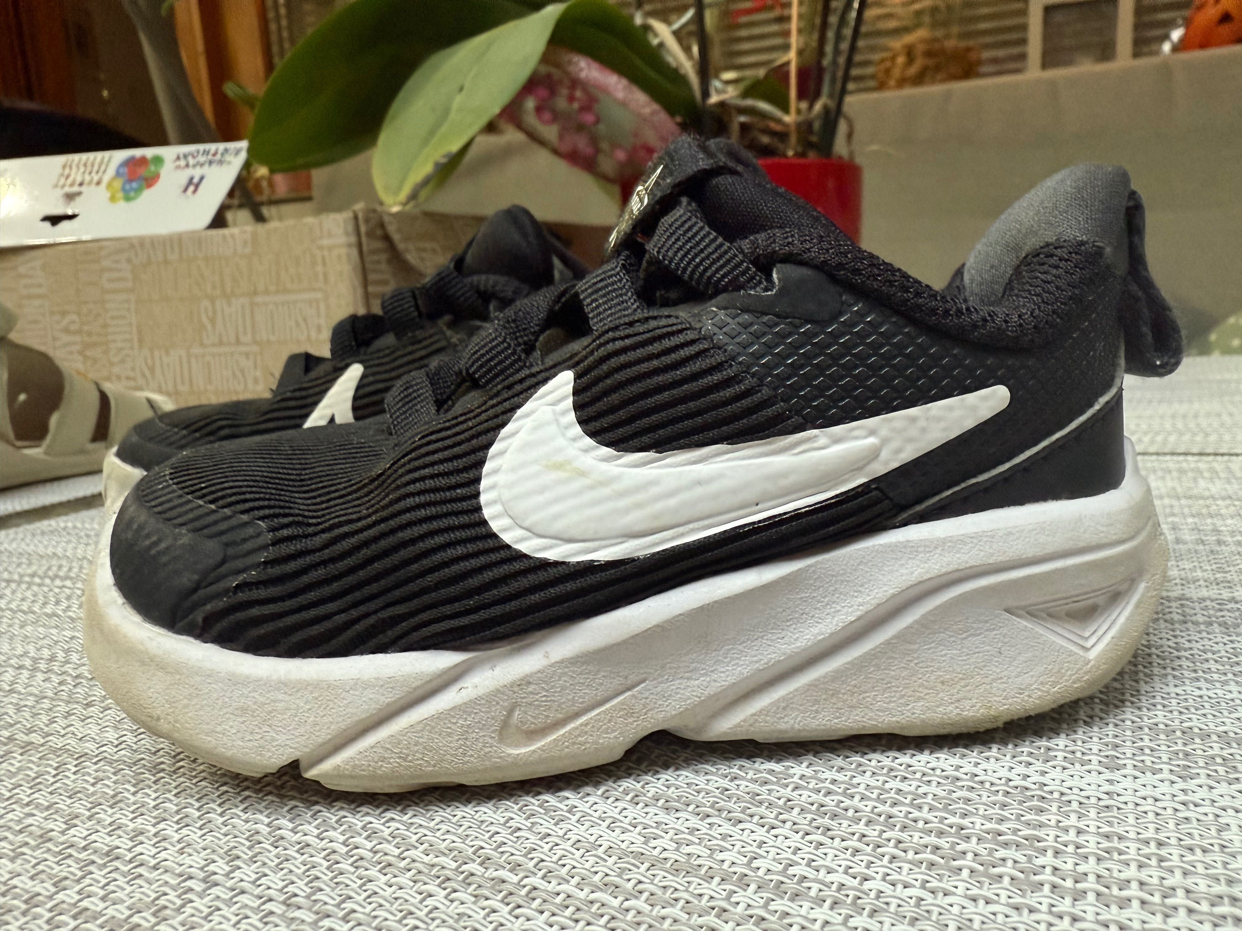 Бебешки маратонки Nike, черно с бяло лого