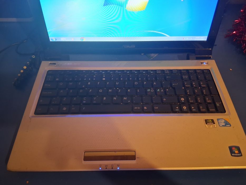 vând sau schimb laptop ASUS UL50V