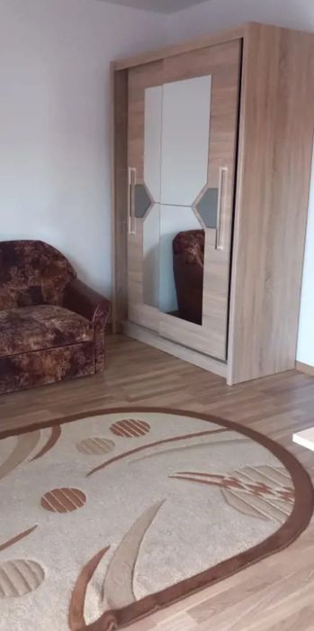 Închiriez apartament