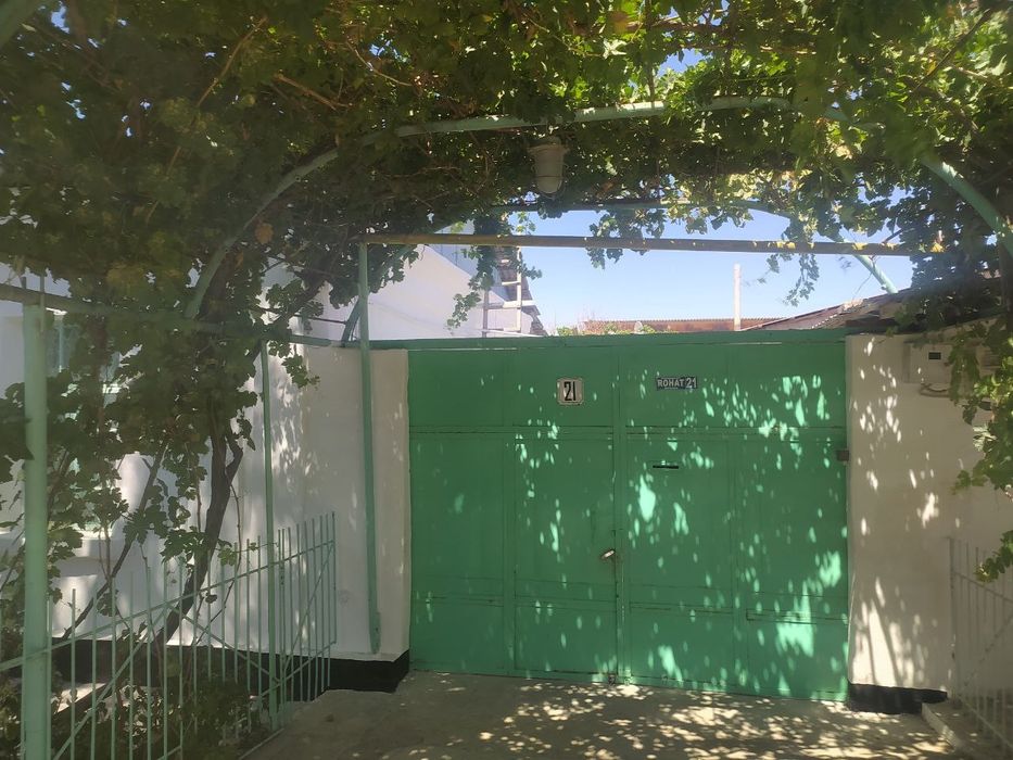 Продается дом на земельном участке.