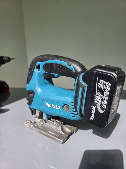 Fierastrau pendular Makita DJV 180