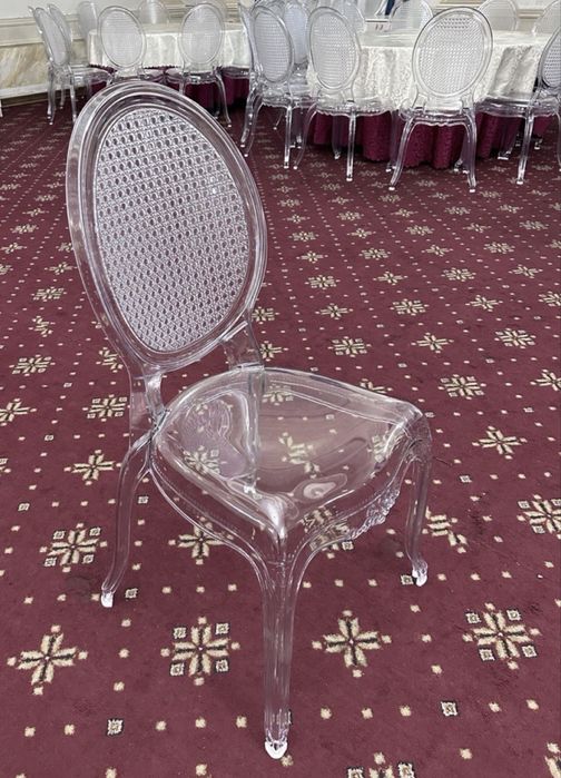 Прозрачные стулья “Chiavari” и столы для ресторана