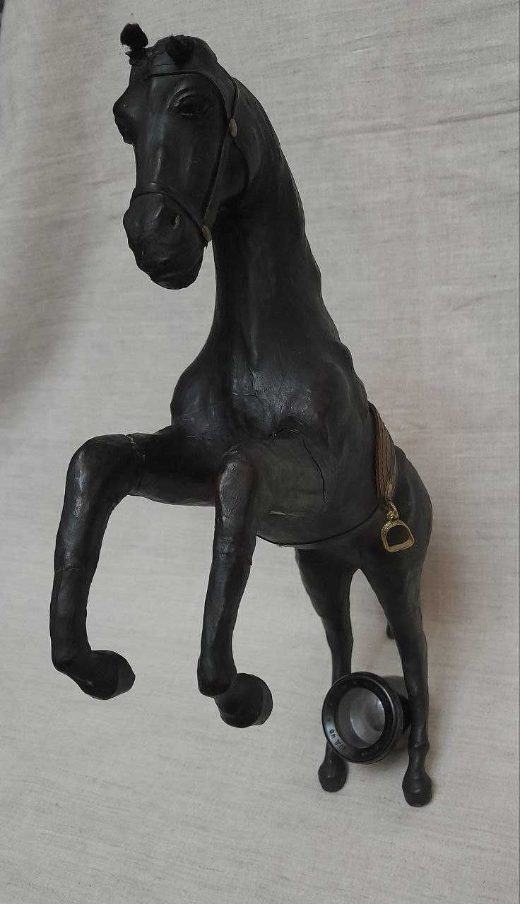 Винтажная статуэтка лошади из натуральной кожи