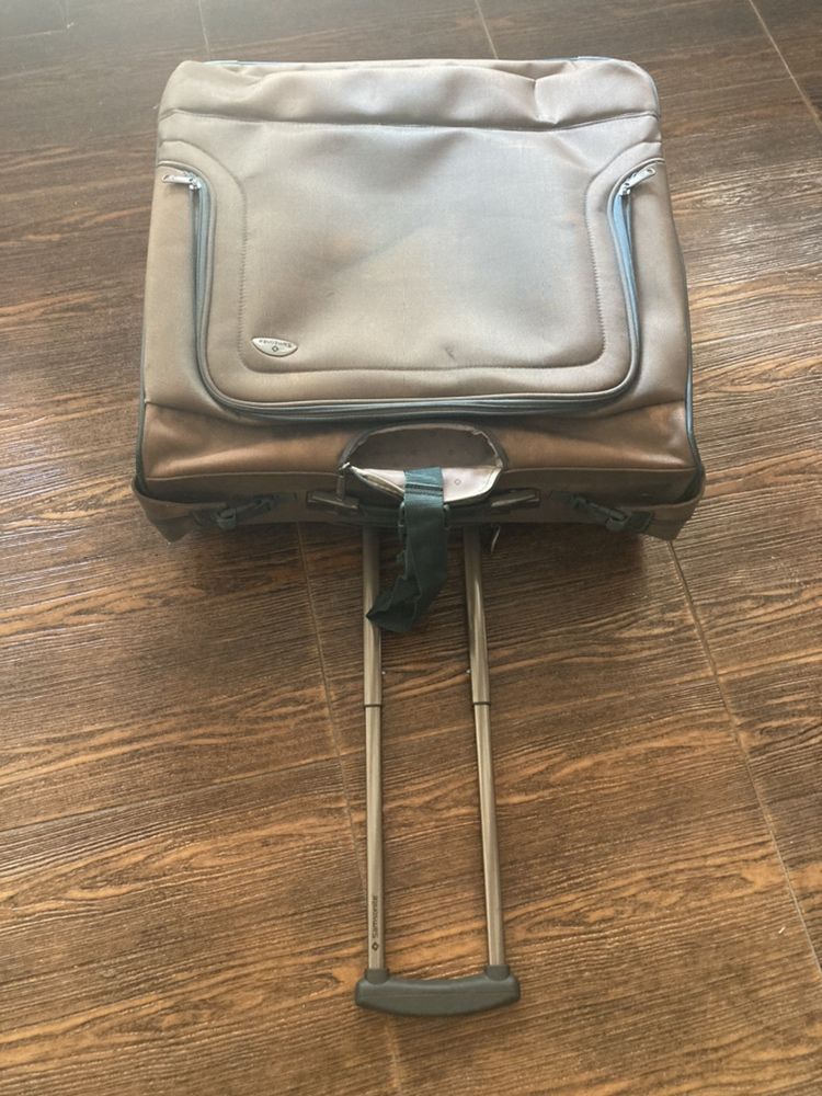 Troller samsonite , stare buna,dimensiuni 59/59/25 cm.