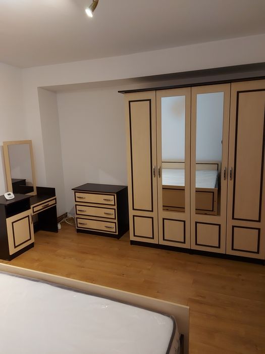 Închiriez apartament 2 camere decomandat .