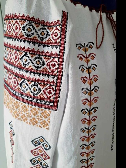 Costume populare tradiționale și accesorii