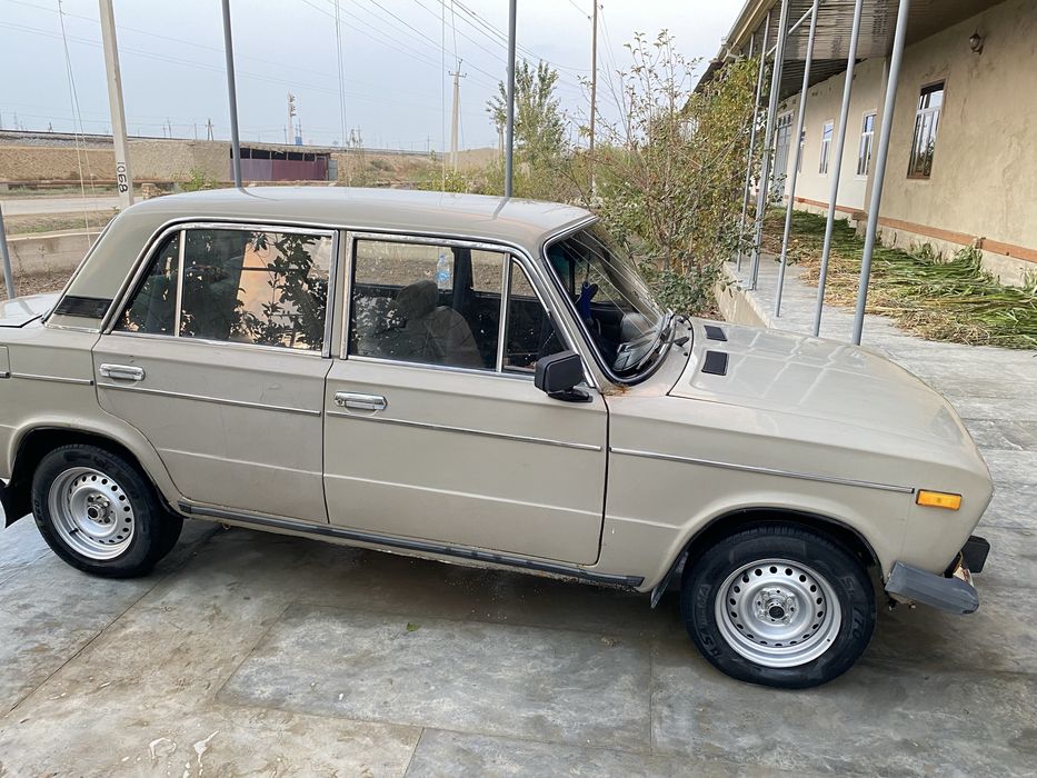 Lada 2106.