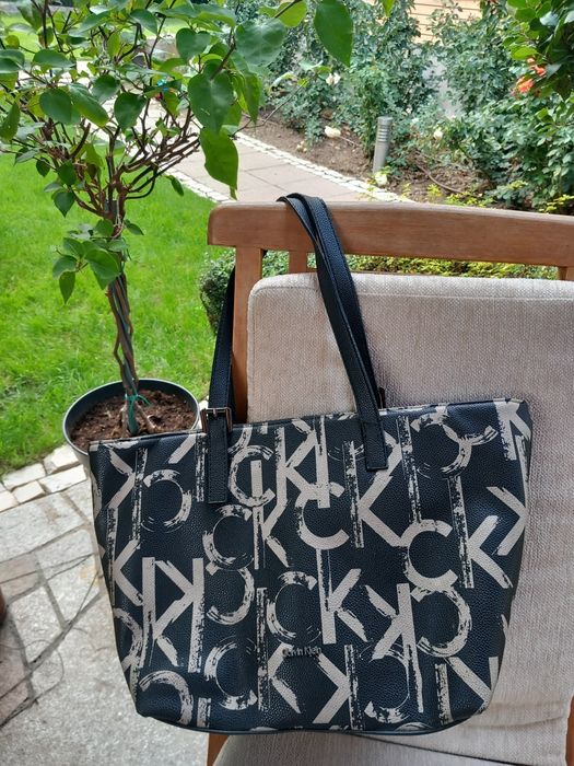 Оригинална чанта на Calvin Klein