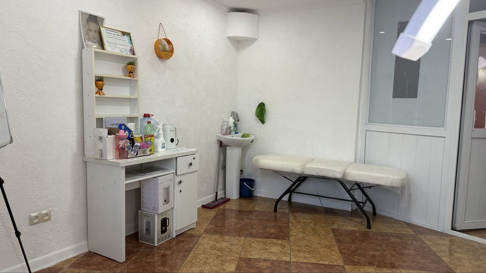 Сдам маникюрный стол и педикюрное кресло