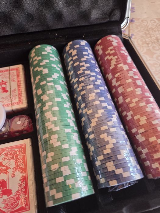 Vând poker 300 piese