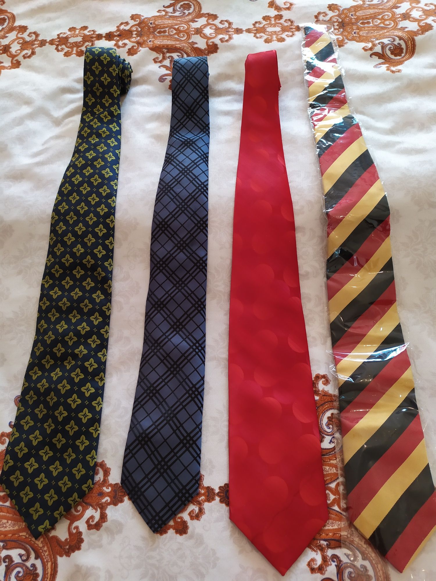 Галстуки мужские , зажим для галстука, запонки  б у в отличном состоян