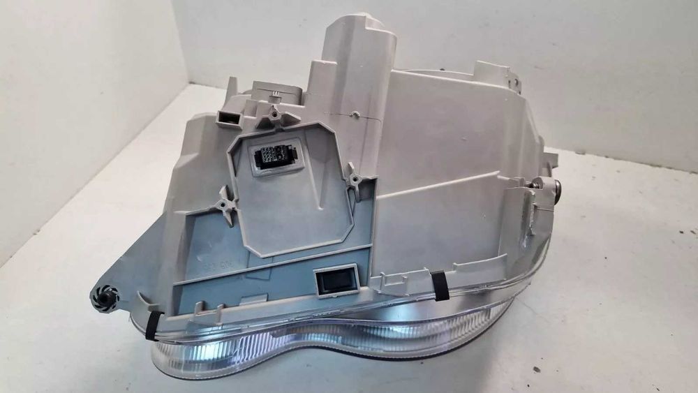 НОВ Мерцедес Ц-клас ксенон фар десен far Xenon Mercedes C-Class W203