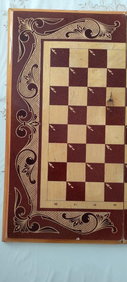 Деревянная доска для игры в нарды и шахматы