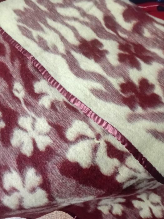 Продам шерстяные одеяло, и легкий синтепон.