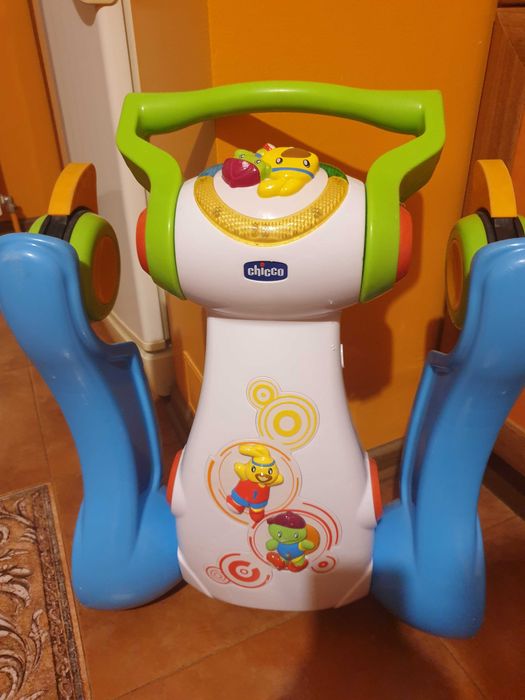 Музикална бебешка проходилка буталка Chicco с ергономично регулиране