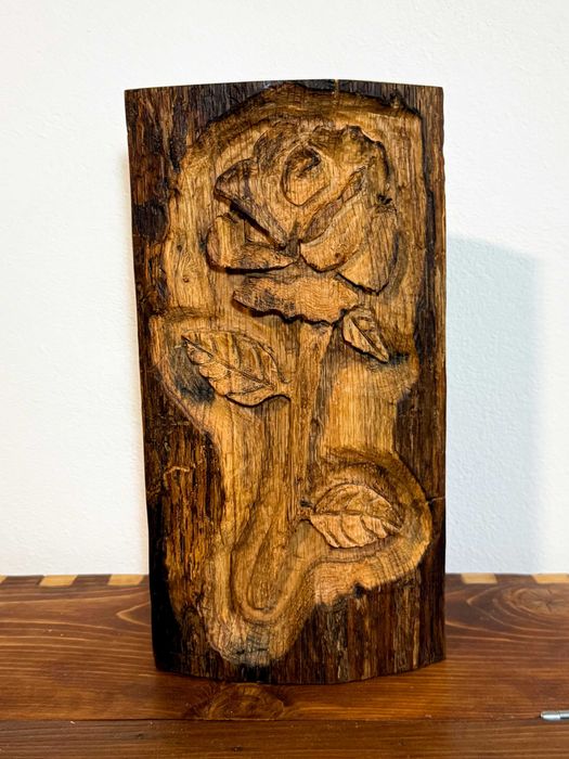 Trandafir in bucata de lemn