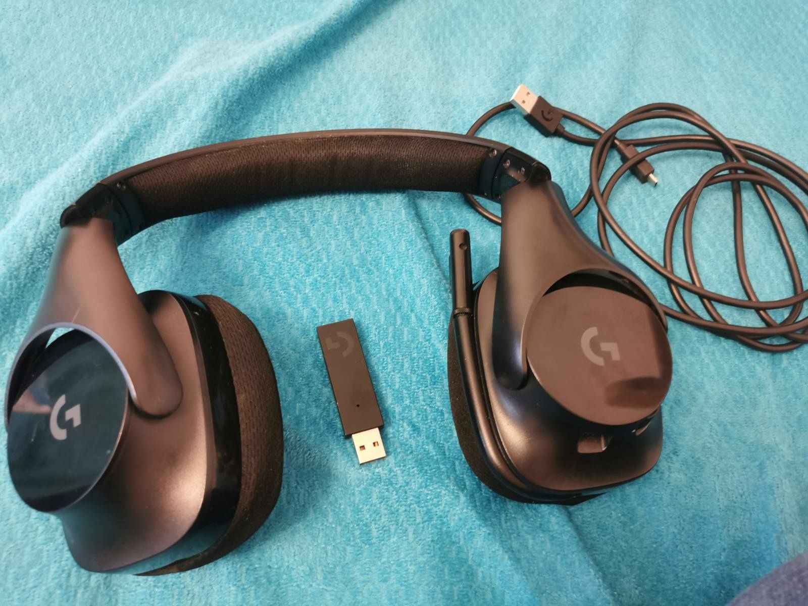 Продавам безжични  гейминг слушалки Logitech G533