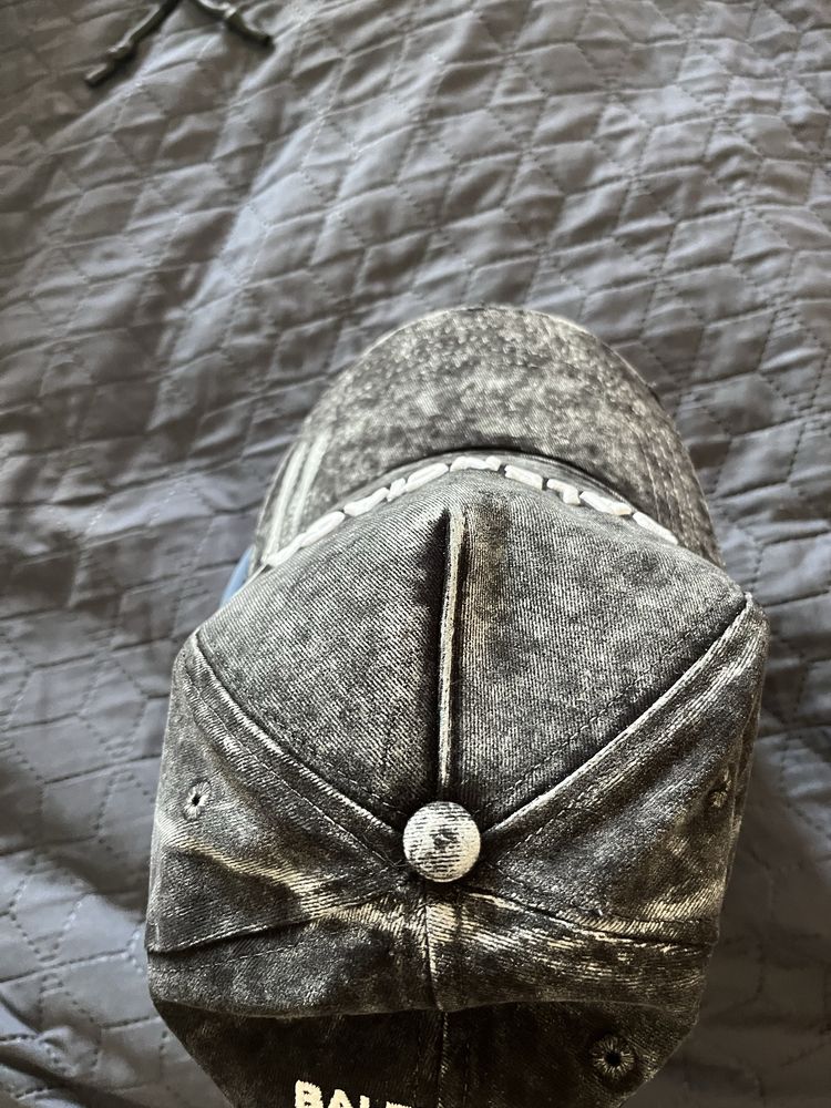 Шапка на Balenciaga