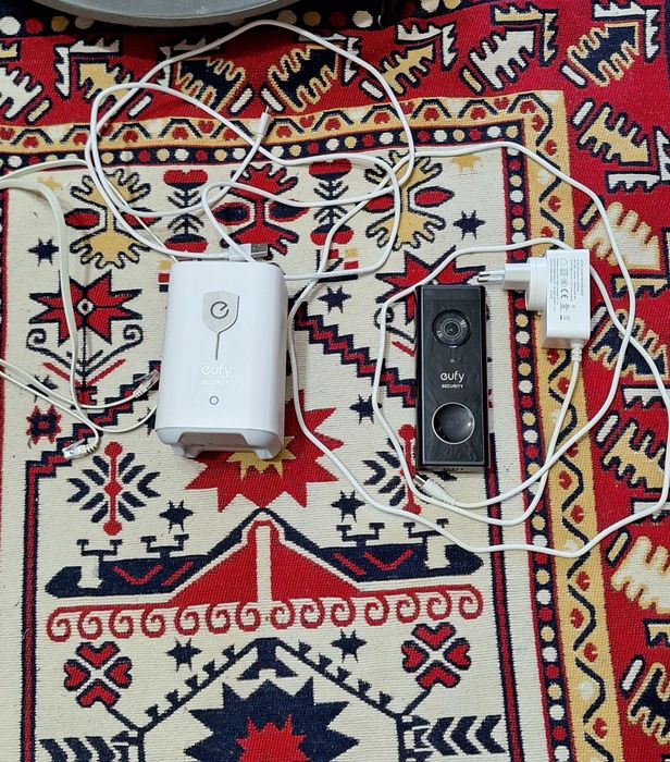 Sonerie Eufy inteligentă cu cameră și homebase.