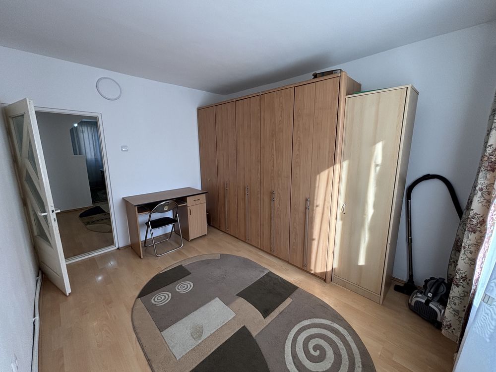 De inchiriat Inchiriez aparteament 3 camere etaj 1 bloc tip vila+garaj