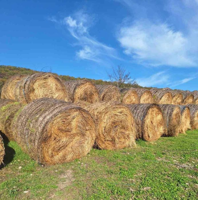 Продавам ливадно сено