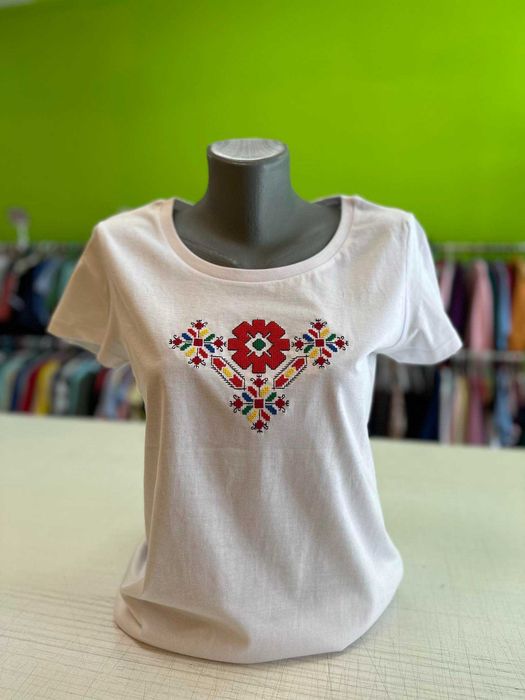 Дамска тениска с БРОДИРАНА шевица