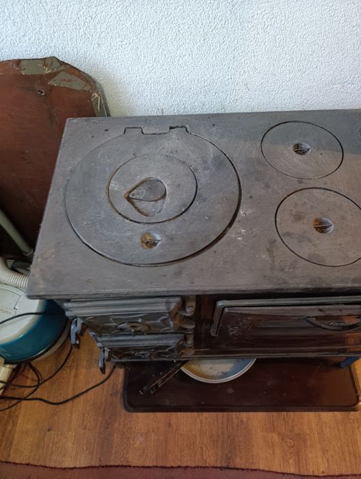 Печка на дърва със фурна.