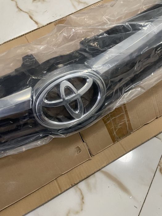 Продам решетка новая камри 2017 двухлинзованнвя