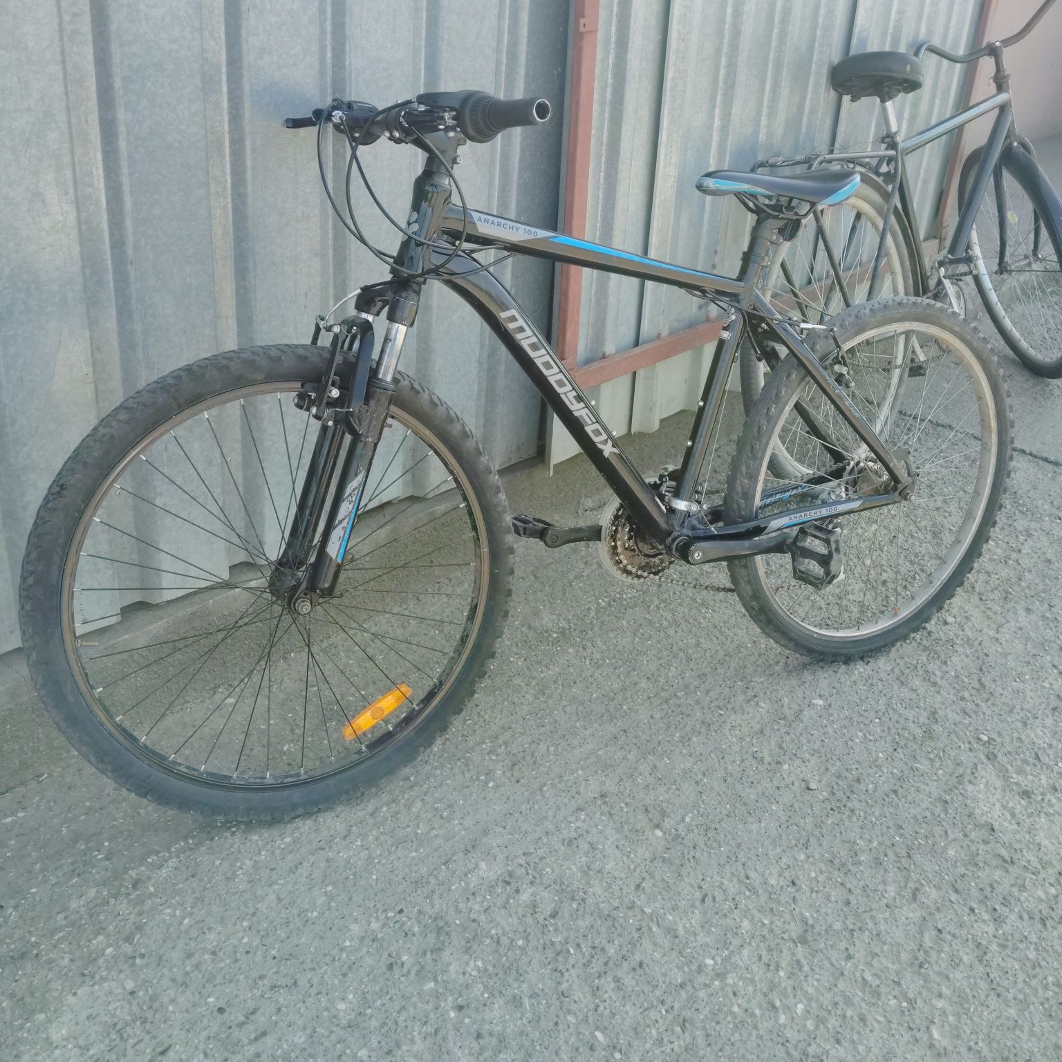 Vand bicigleta aproape nouă