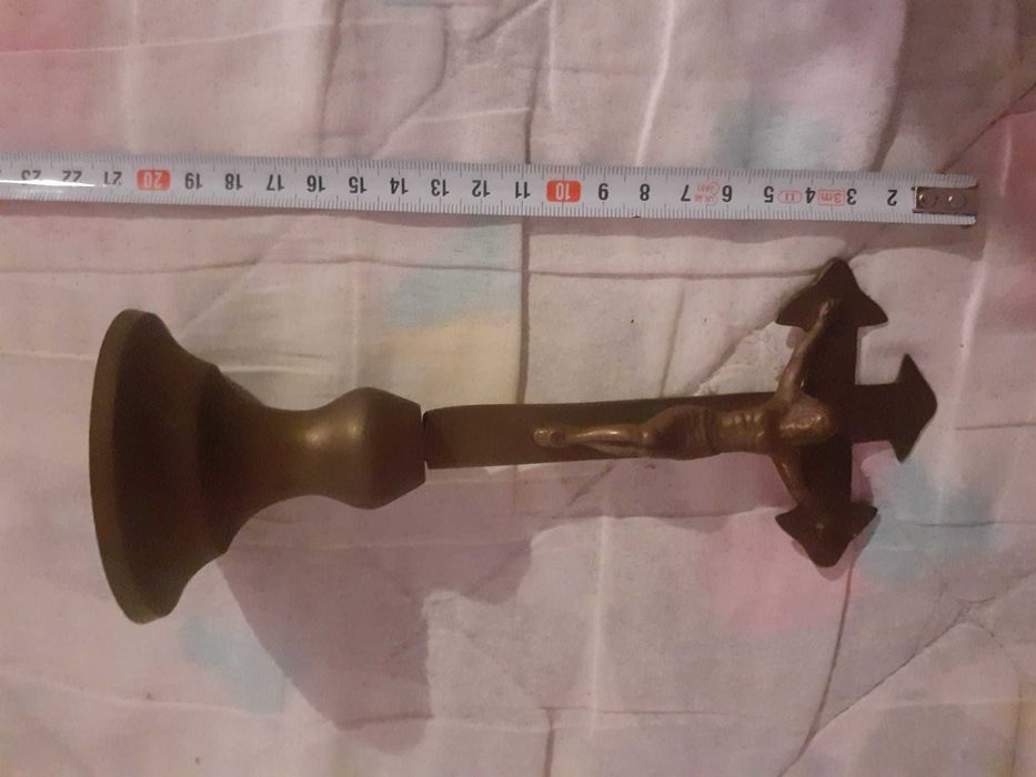 Crucifix pretios de perete