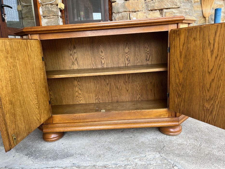 Дървен шкаф за хол