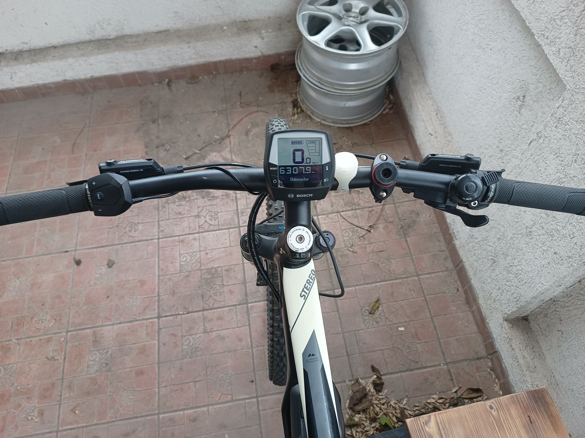 Bicicleta Cube Stereo electric