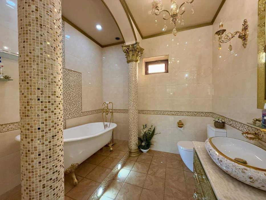 Продаётся Дом Участок На: УлТимура Малика  5-соток 6 Комнат