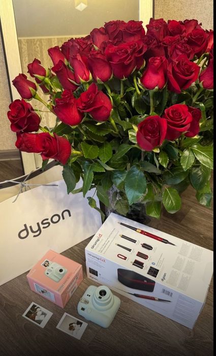 Продам Dyson Стайлер Фен Мощный в комплекте с магнитными насадками