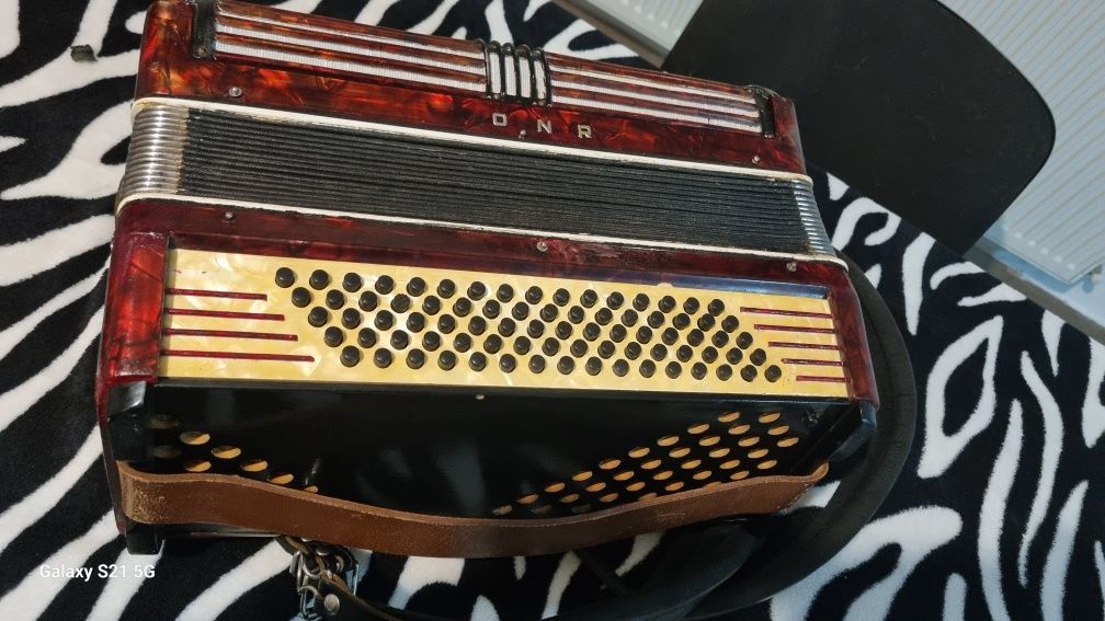 Vand Acordeon hohner impecabil acordat suna foarte bine