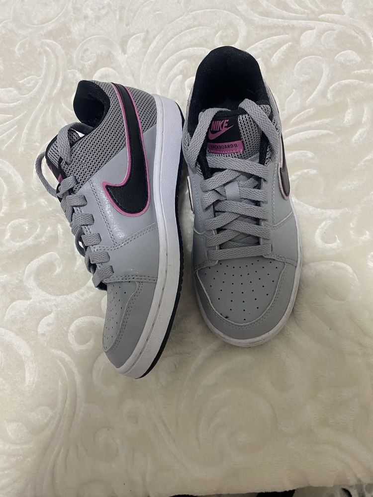 Puma и Nike обувки